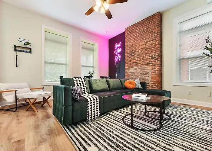 9 Bedroom House With King-Sized Bed Near Bakery Square