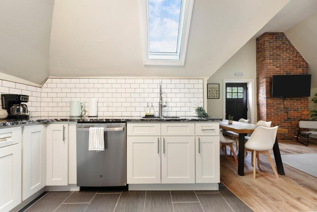 Apartment 9 Bedroom House With King-sized Bed Near Bakery Square