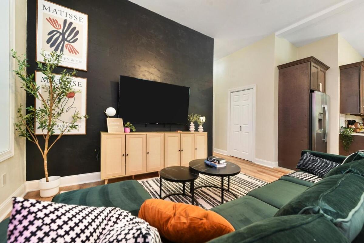 Apartment 9 Bedroom House With King-sized Bed Near Bakery Square